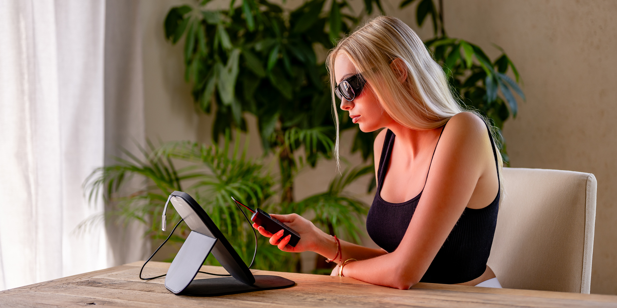 Panel LED z funkcją światła IR Humanas LumiCare - czarny